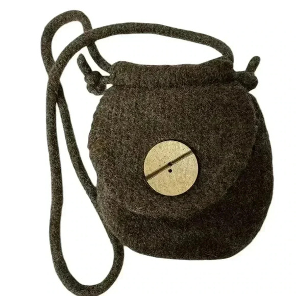 Hand Knitted Wool Crossbody Bag Flap Closure with Large Wood Button Adjustable - Picture 6 of 8